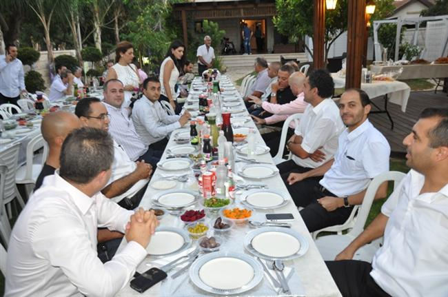 بالصور: إفطار جماعي في بيت المحامي علاء القيشاوي في مدينة اللد 